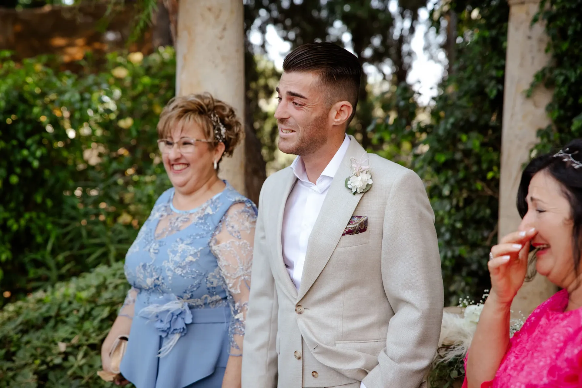 Novio emocionado junto a sus familiares