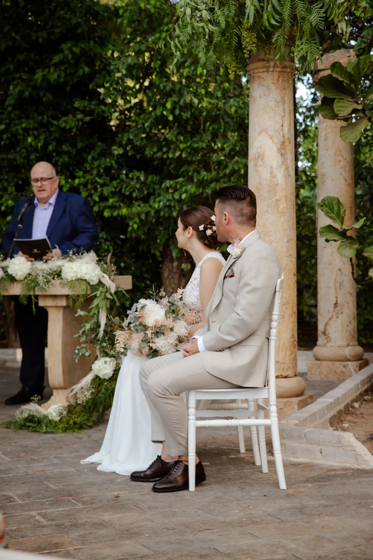 Novios sentados durante la ceremonia civil