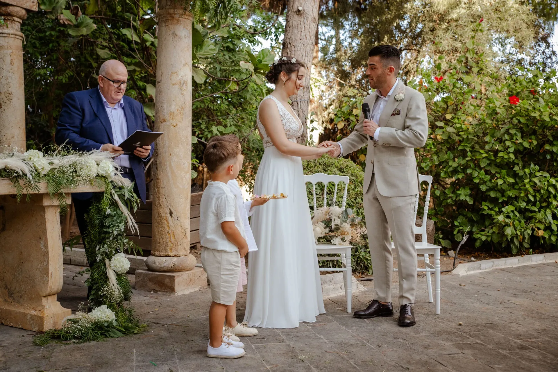 Niño llevando los anillos en una boda civil