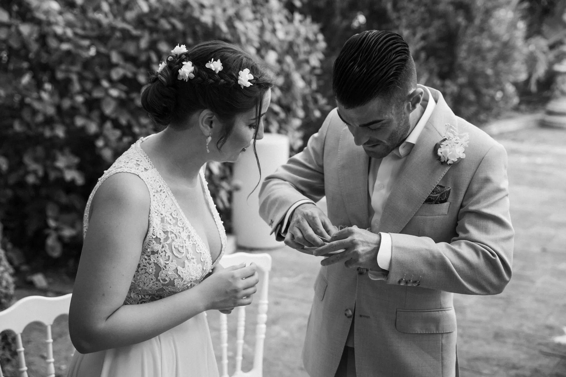 Novio colocando el anillo a la novia, en blanco y negro