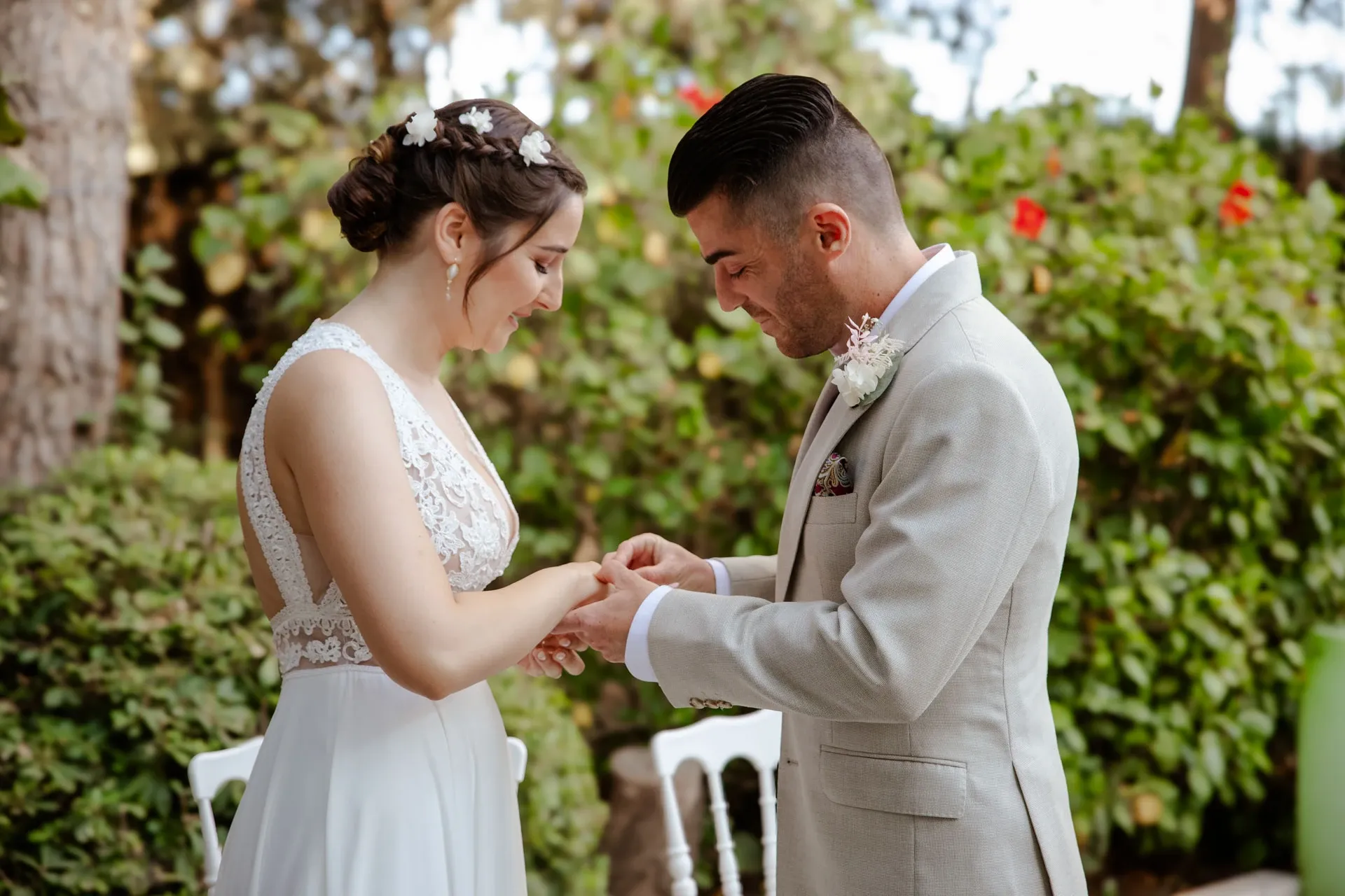 Intercambio de anillos en una boda civil al aire libre