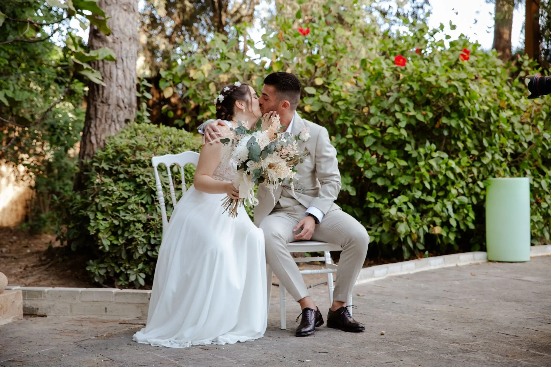 Beso de los novios durante la ceremonia civil