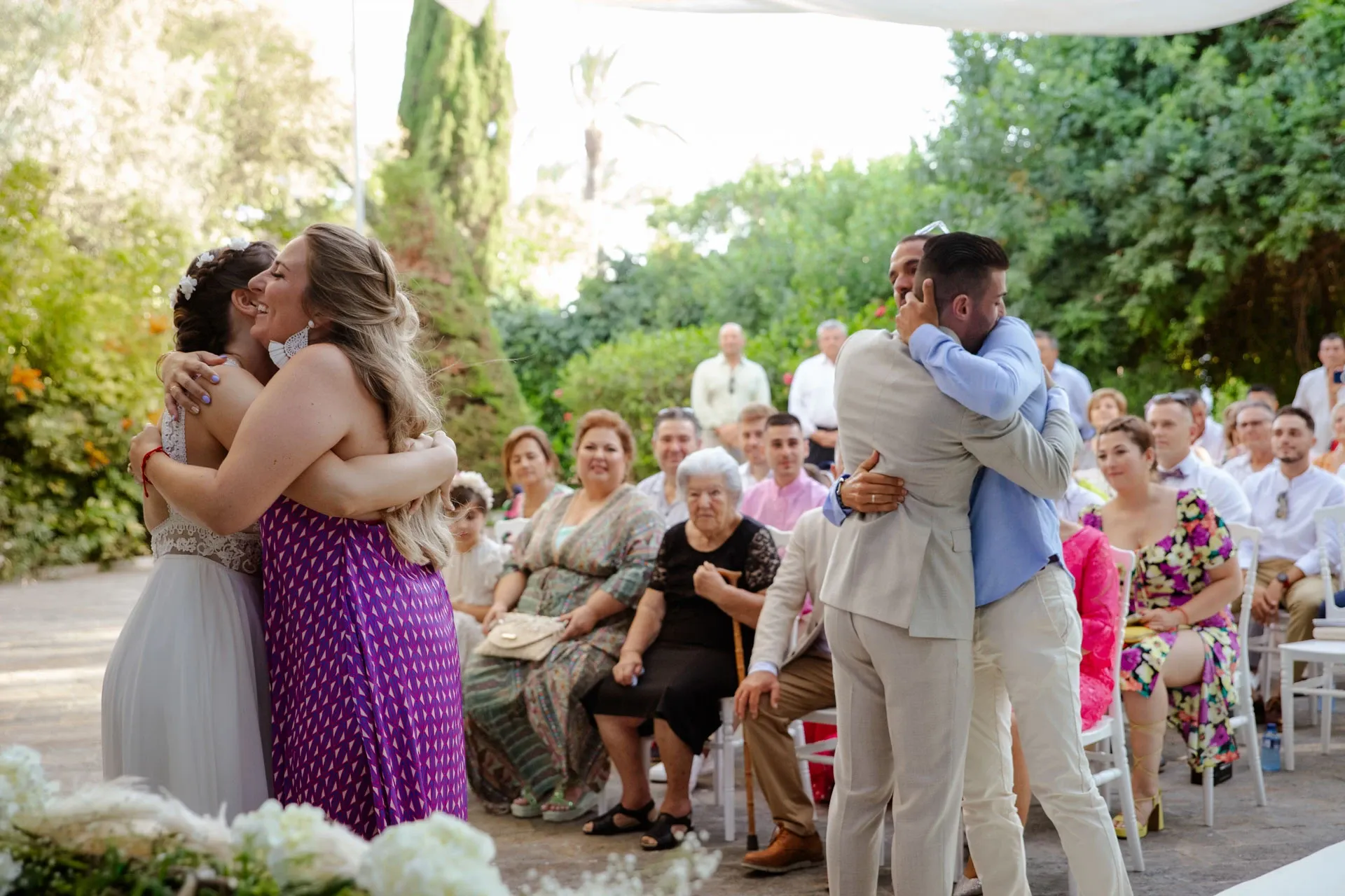 Novio abrazando a una invitada durante la ceremonia