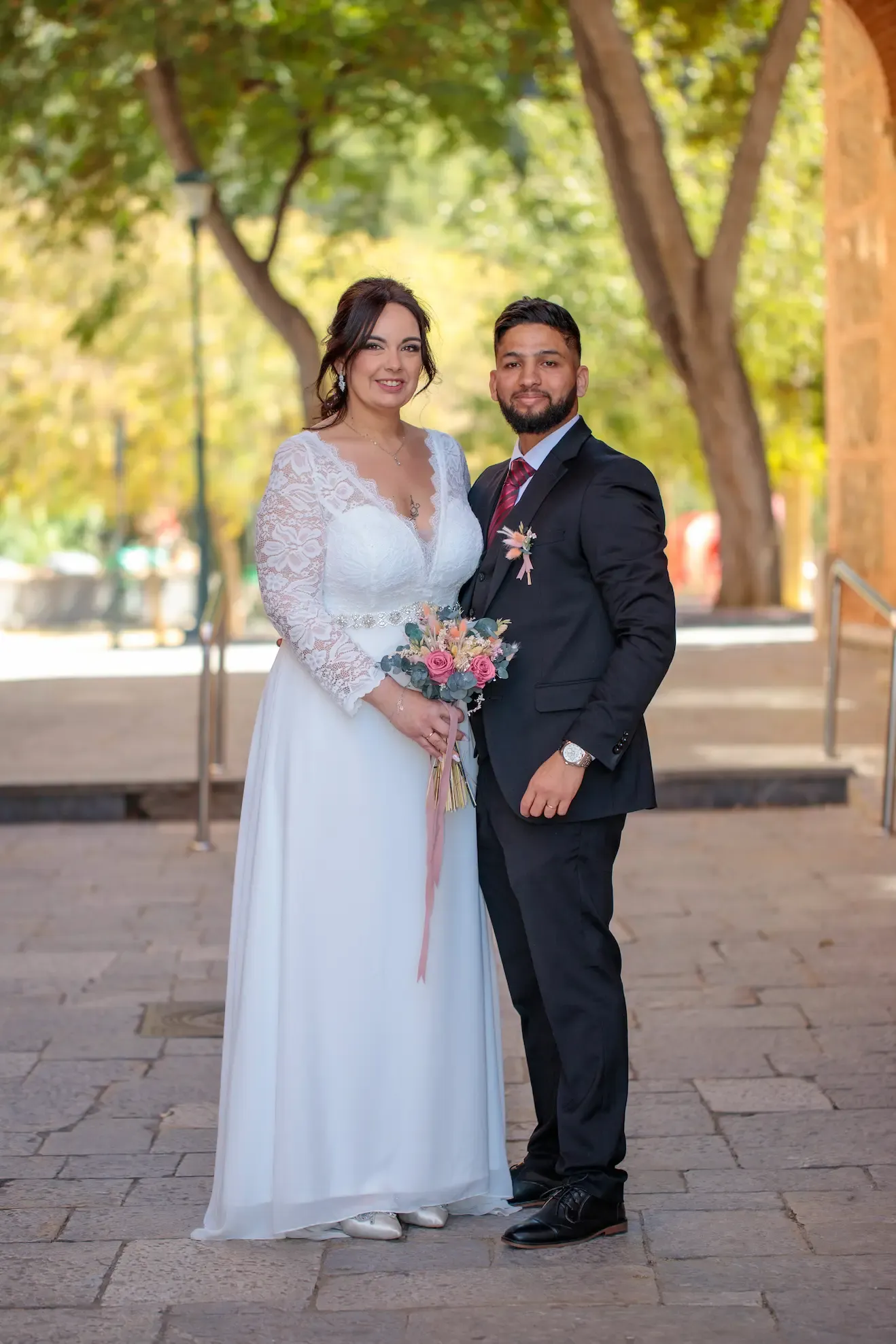 Retrato de los novios con la luz de la tarde