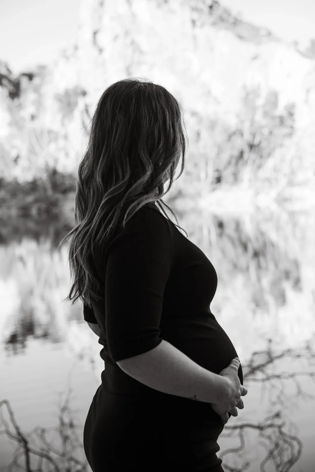 Silueta de futura mamá, en blanco y negro