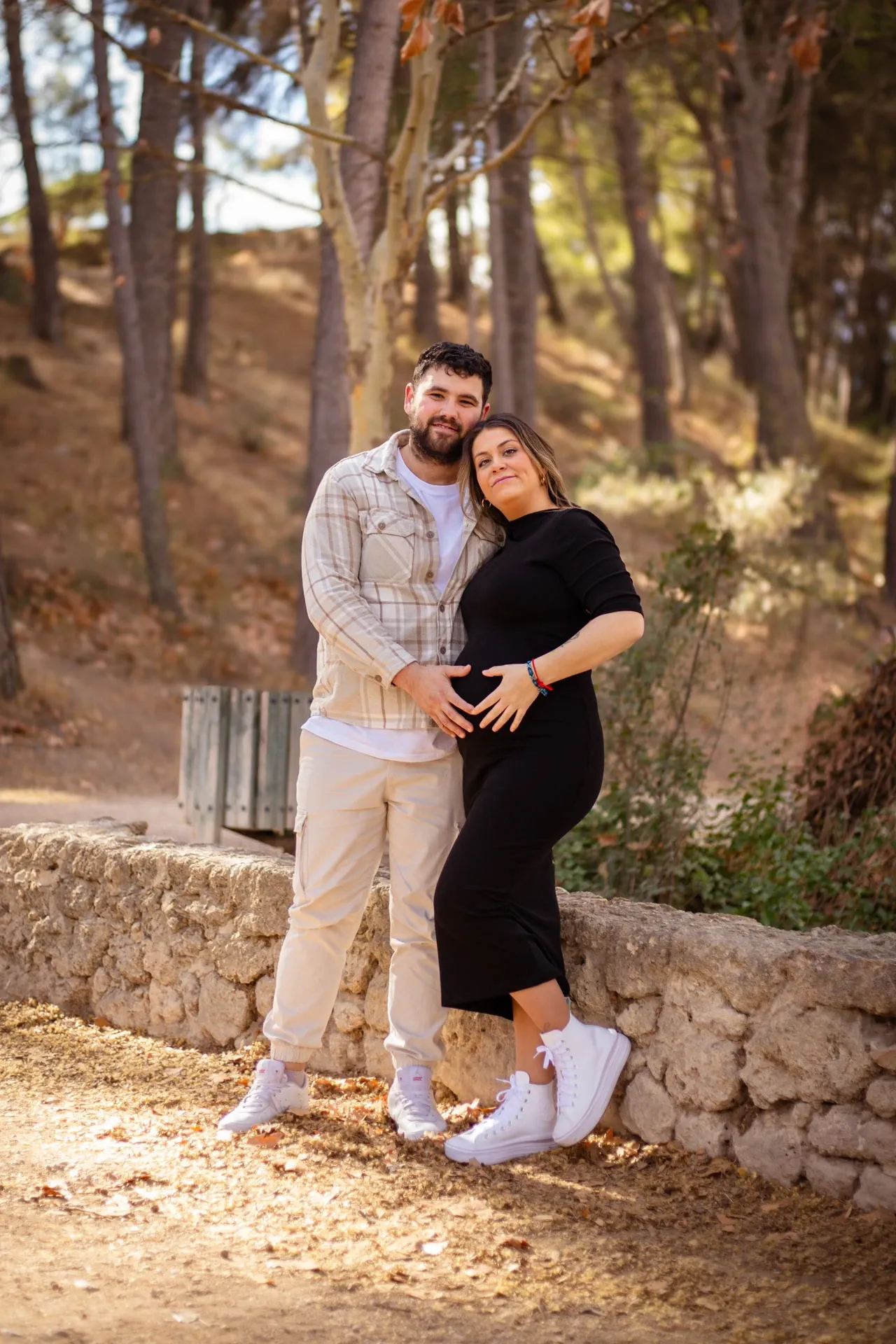 Futuros padres en un pinar durante su sesión de embarazo
