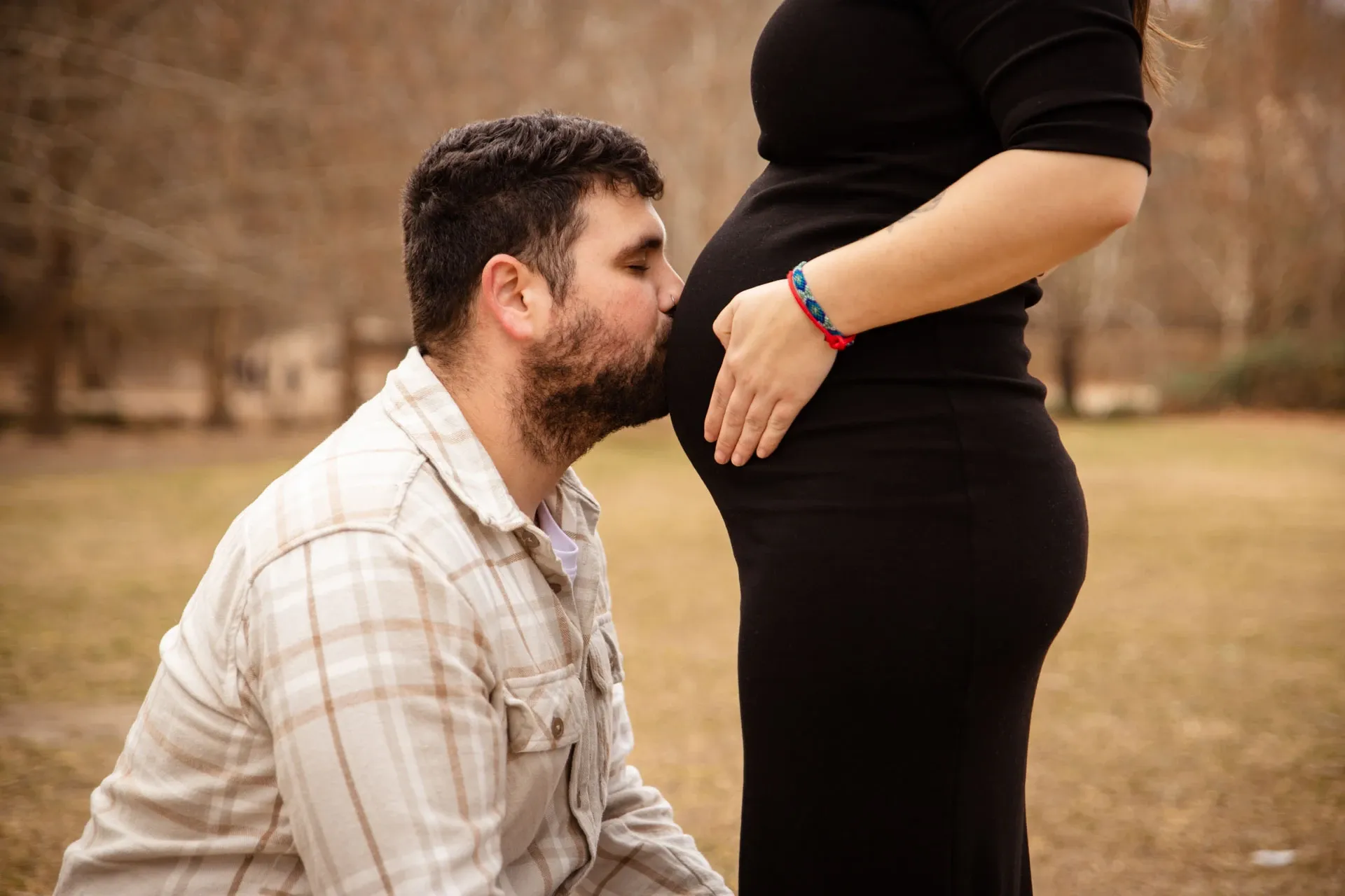 Futuro papá besando la tripa de embarazo