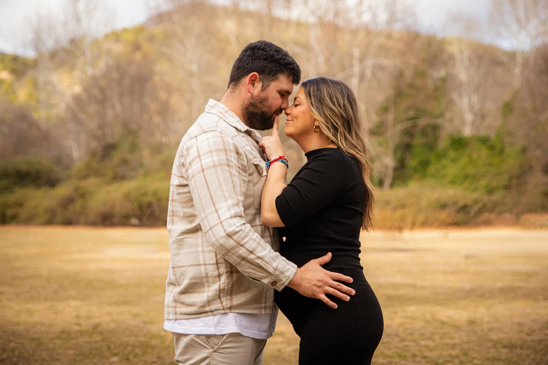 Pareja en una sesión de embarazo en el campo