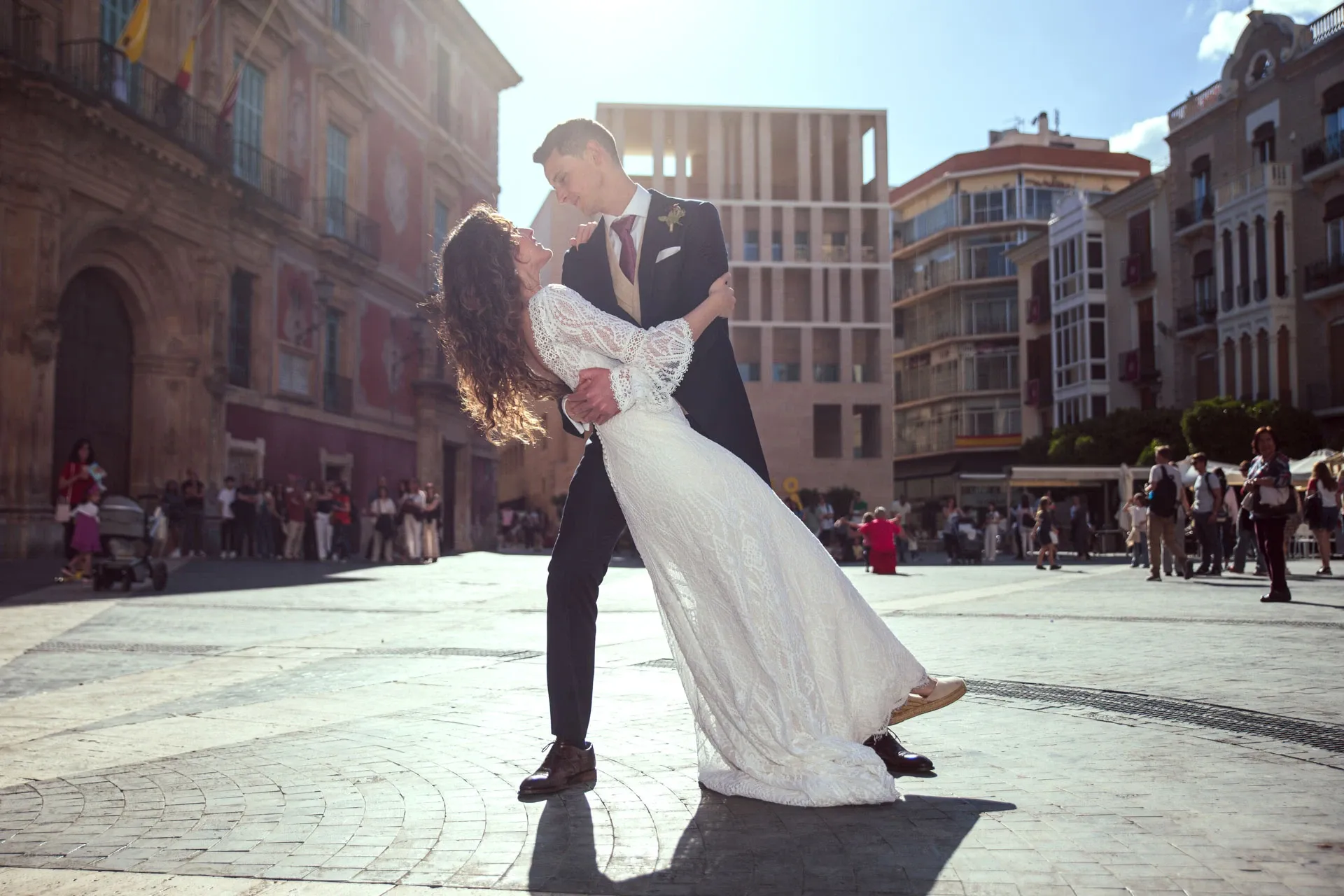 Novios bailando en una plaza durante su postboda