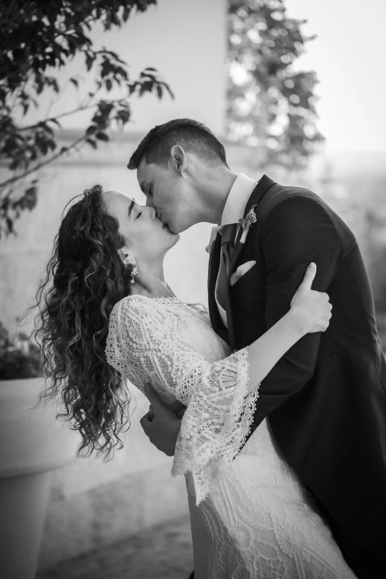 Beso de los novios en su postboda, en blanco y negro