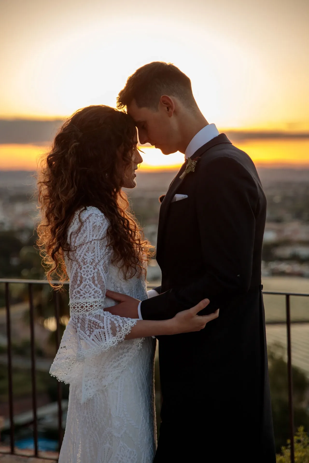 Novios al atardecer en su sesión de postboda