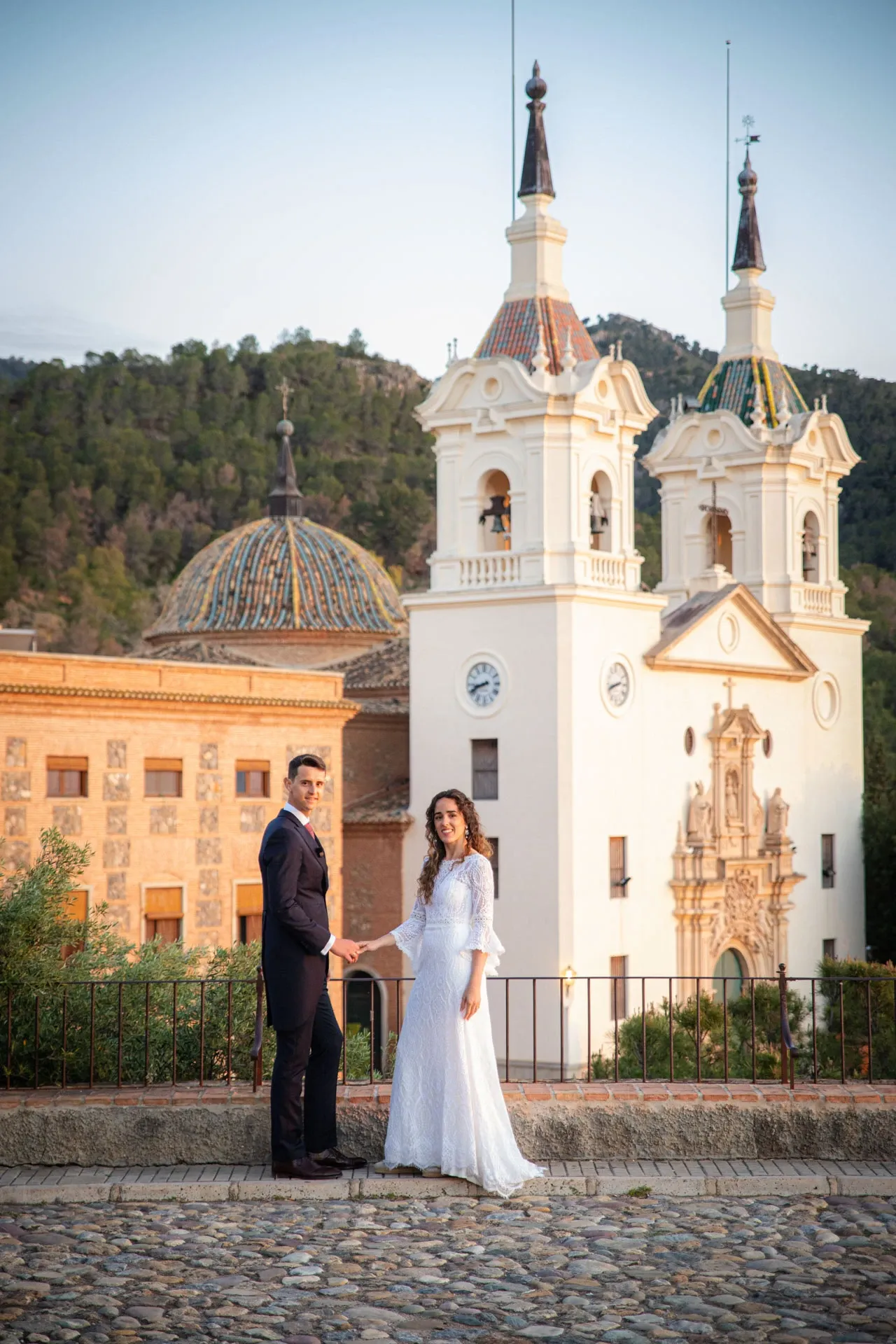 Novios frente a una iglesia barroca en su postboda