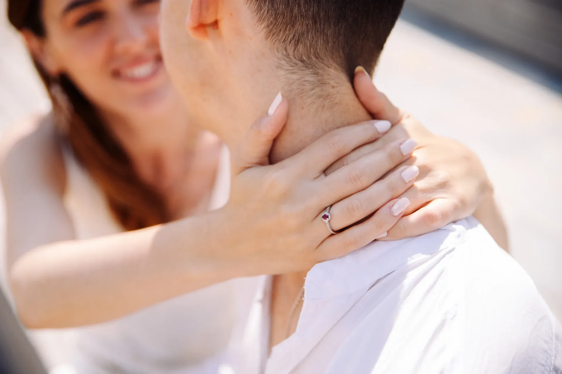 Abrazo cariñoso en una sesión de preboda