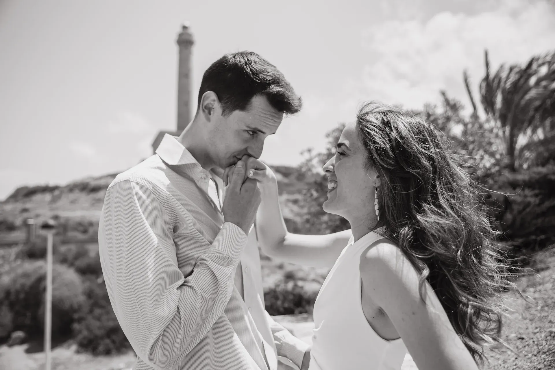 Pareja riendo en su preboda, en blanco y negro