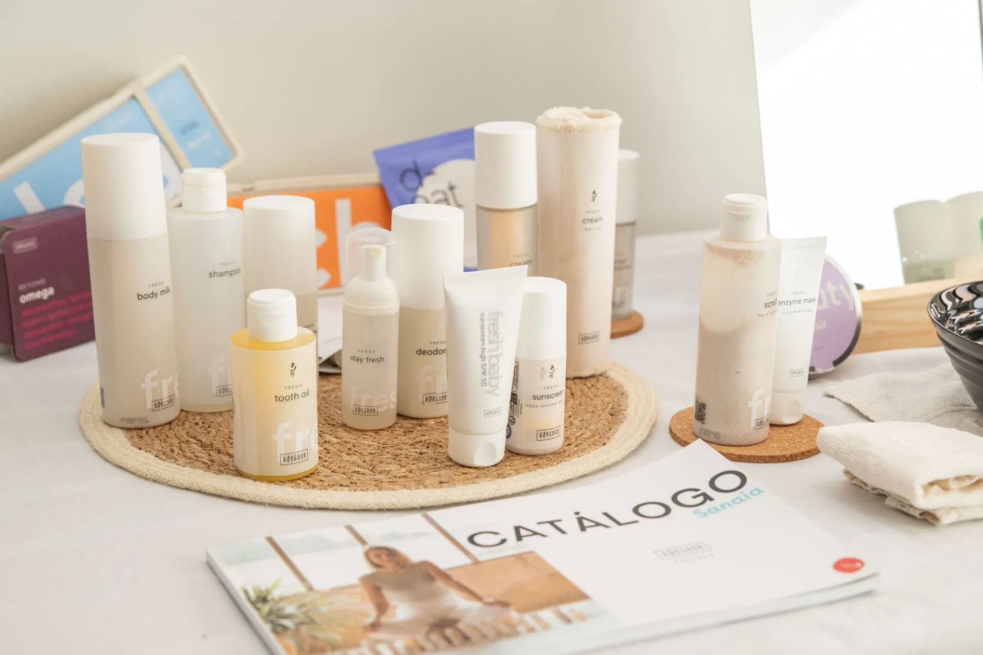 Productos cosméticos junto a un catálogo, fotografía de producto