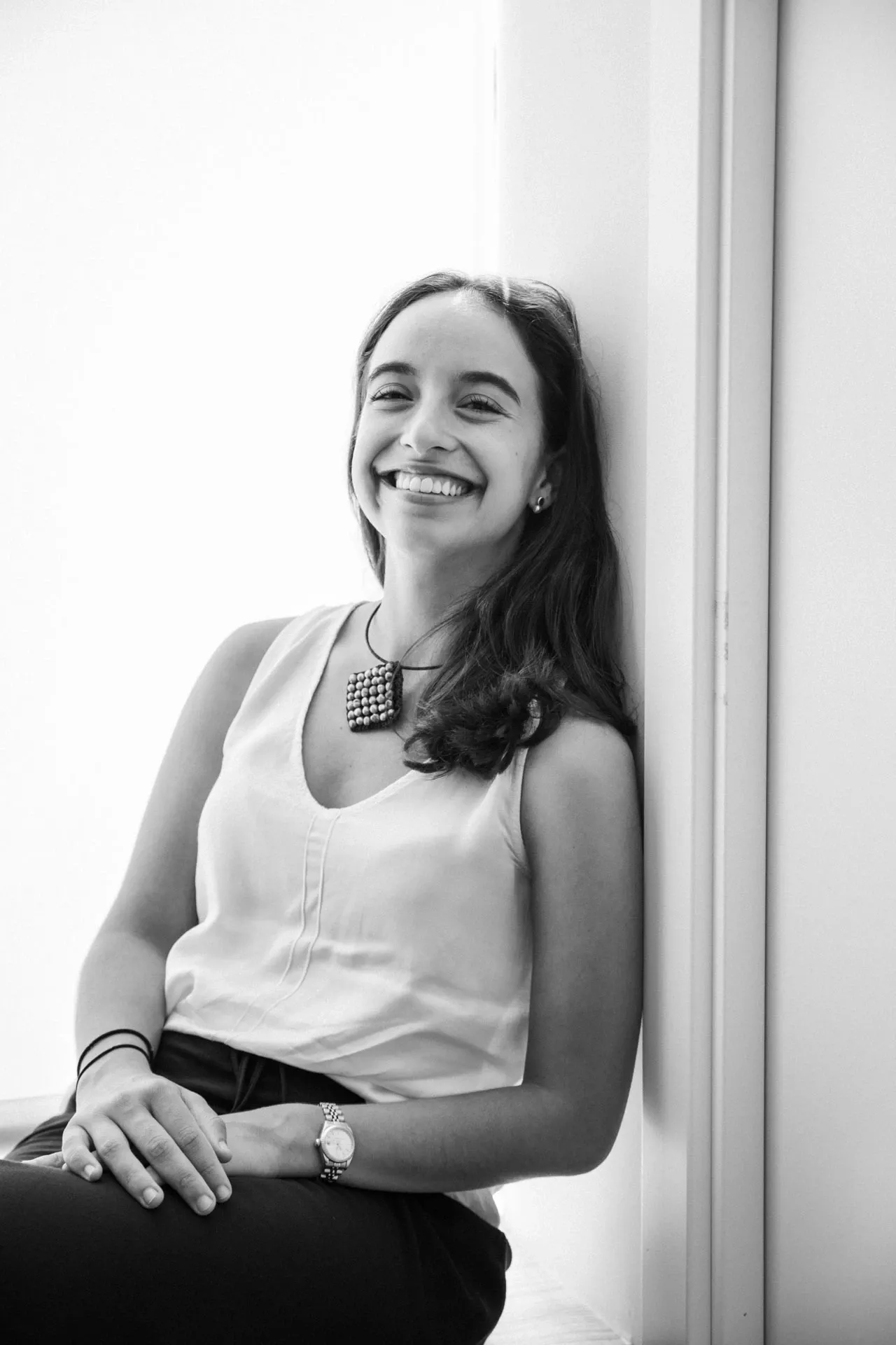 Retrato corporativo de una profesional sonriente, en blanco y negro