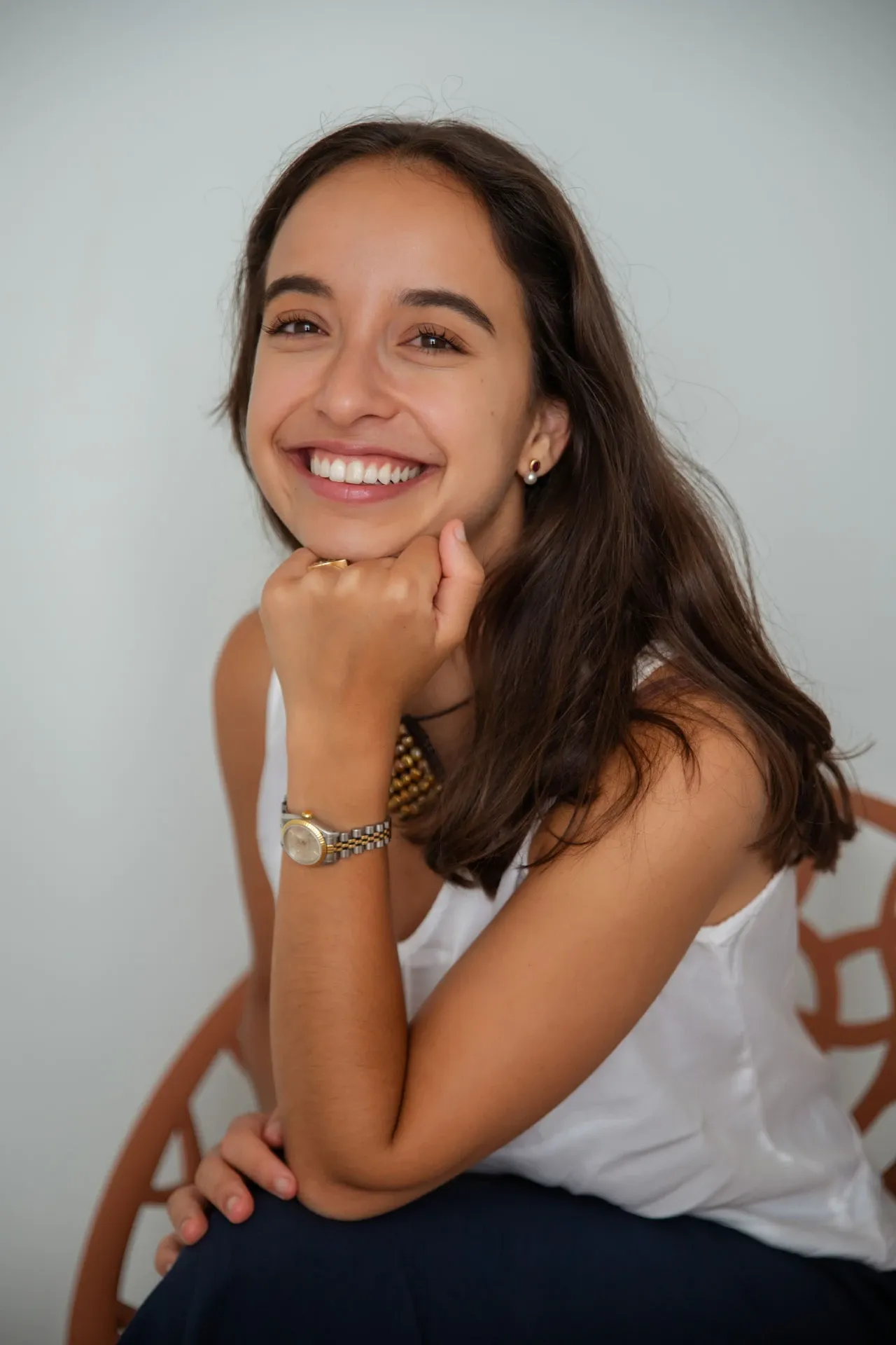 Retrato corporativo de una profesional sonriente