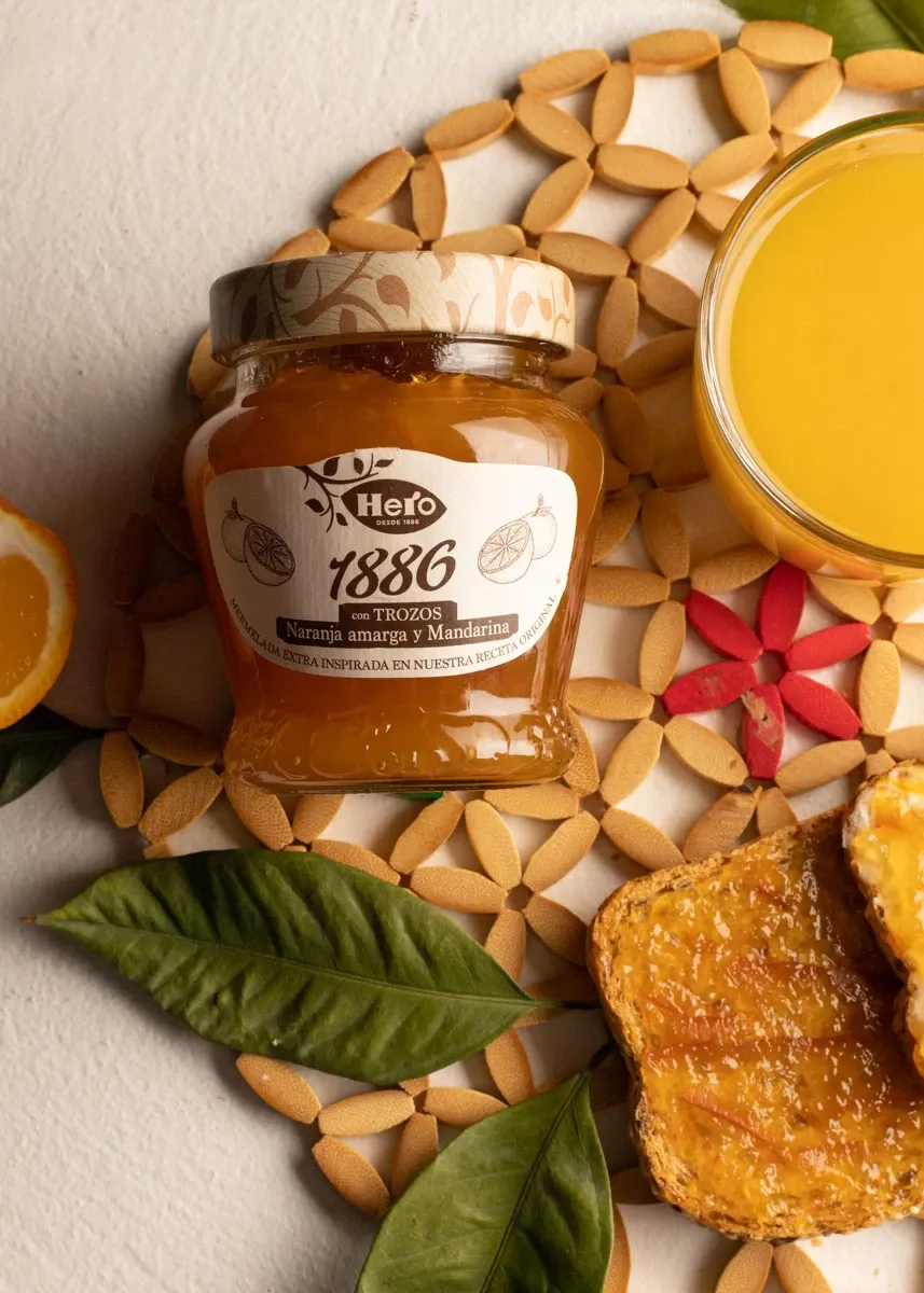 Tarro de miel con zumo de naranja, fotografía gastronómica