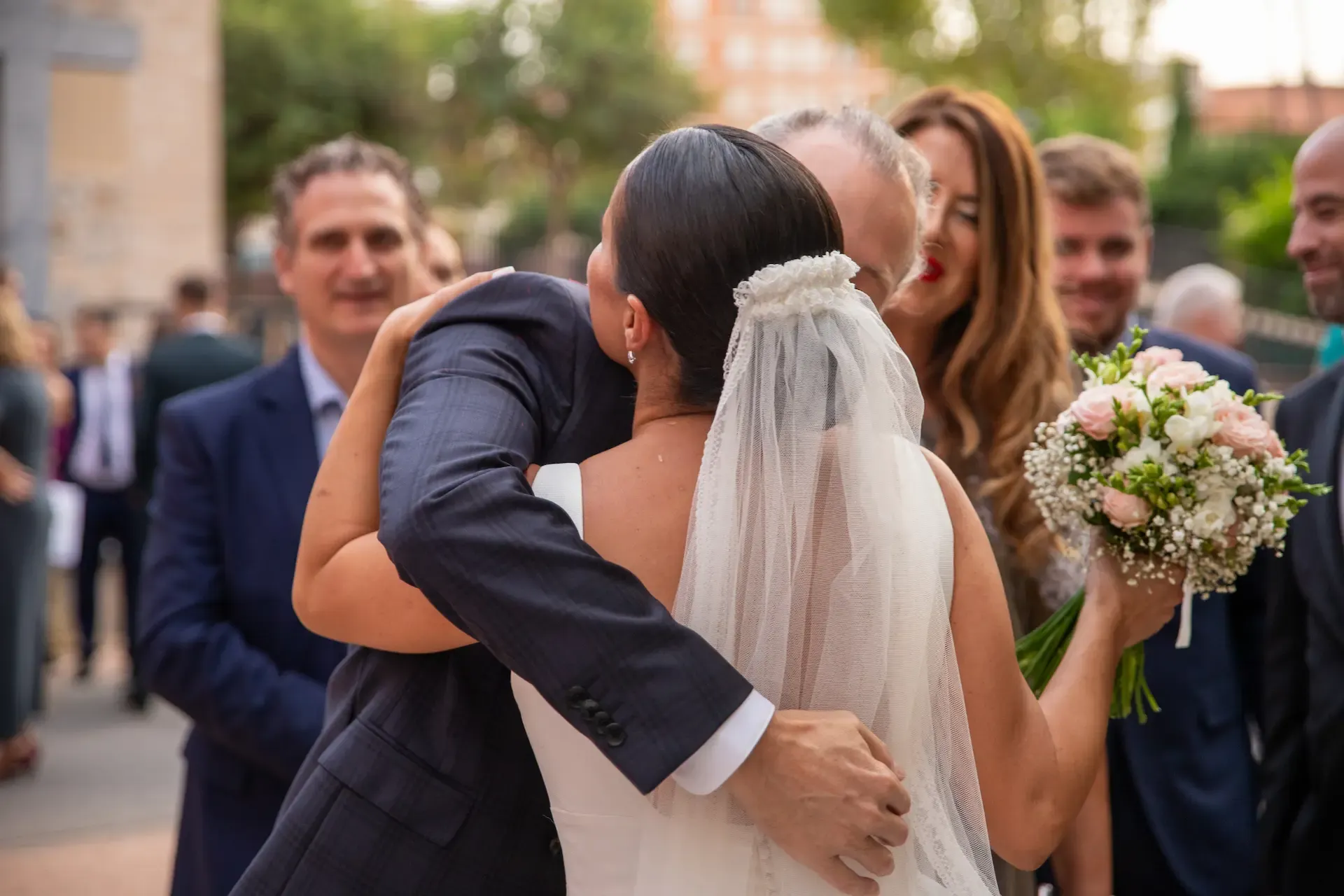 Novia abrazando a un invitado tras la ceremonia
