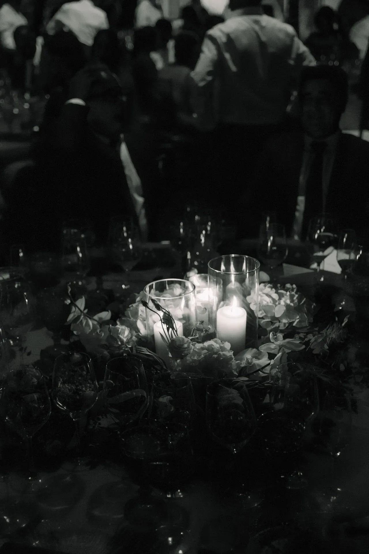 Centro de mesa con velas en un banquete de boda