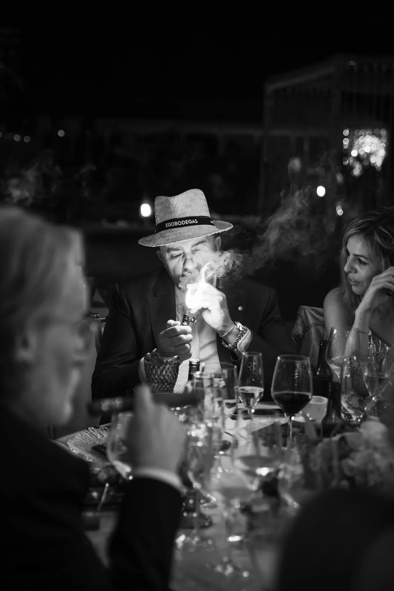 Invitados durante la cena de boda, en blanco y negro
