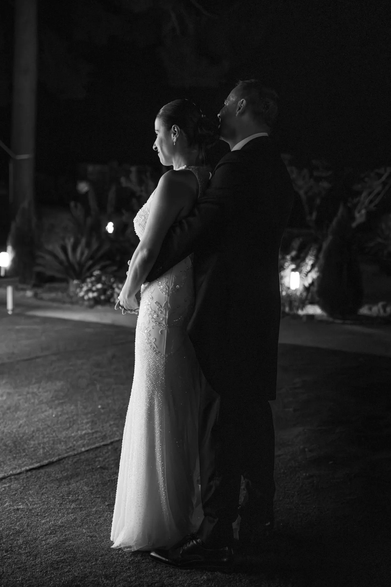 Novios abrazados durante el baile nupcial
