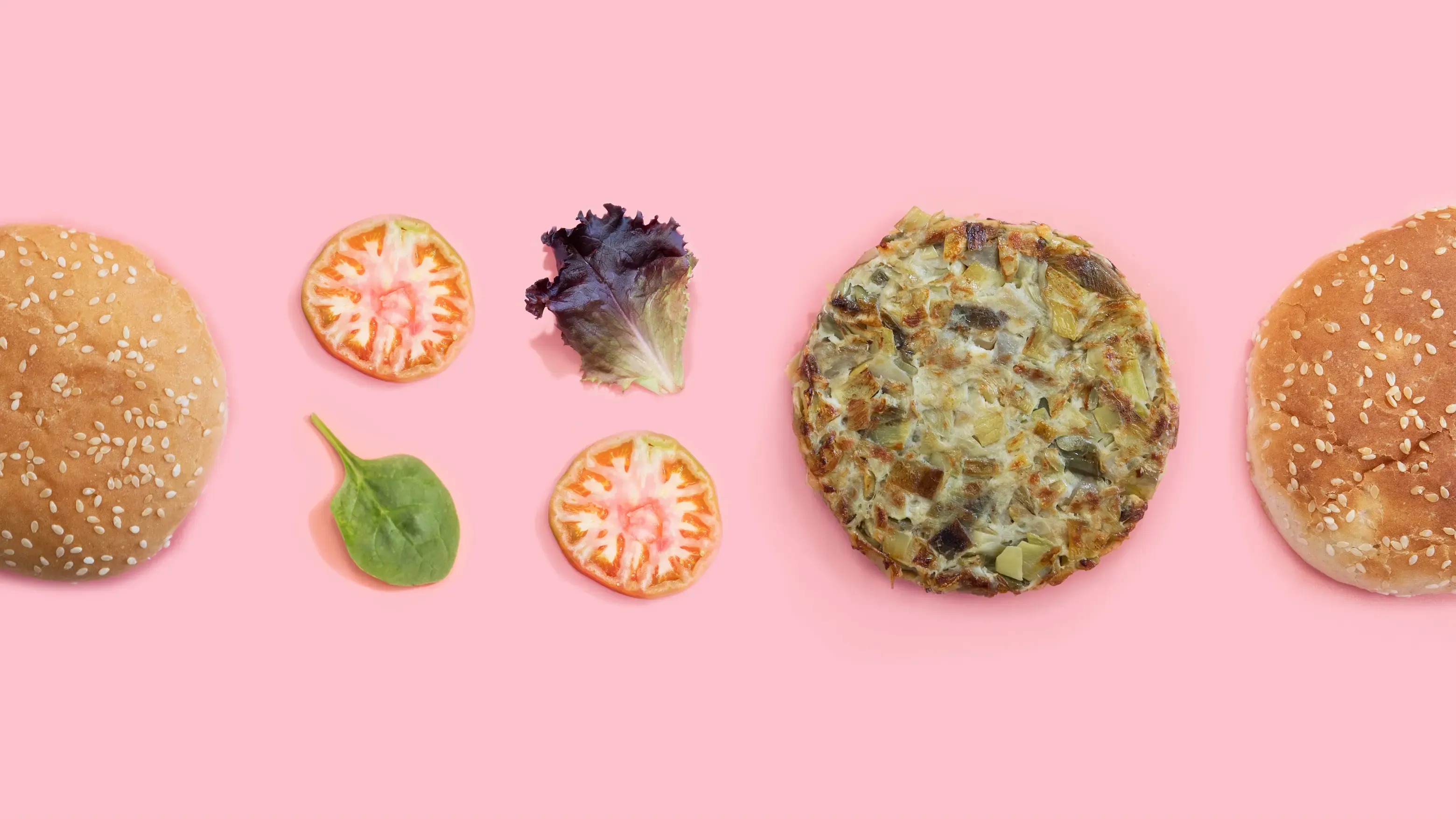 Ingredientes de hamburguesa sobre fondo rosa
