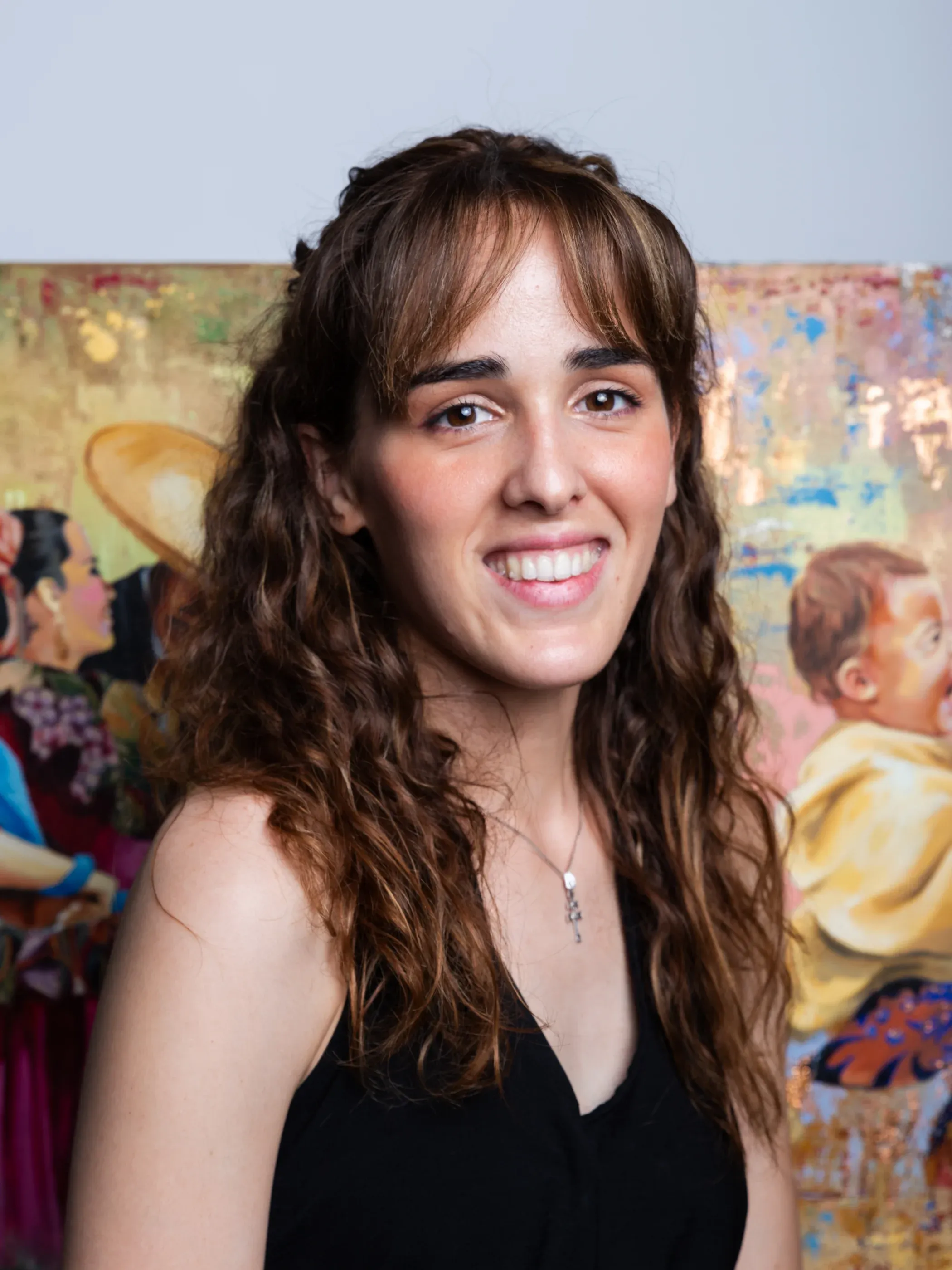 Retrato profesional de una mujer frente a un cuadro