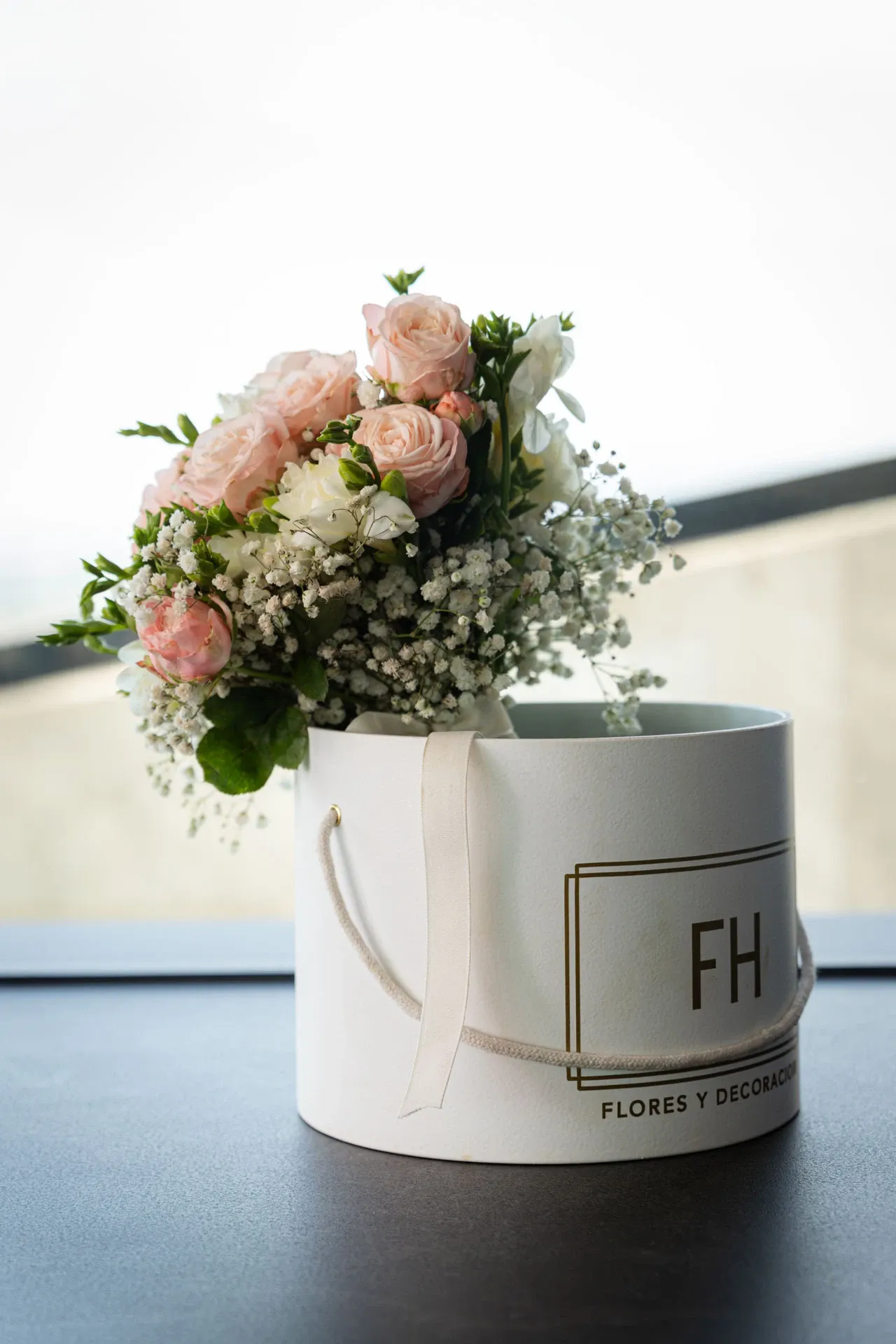 Centro de flores en una caja decorativa de boda