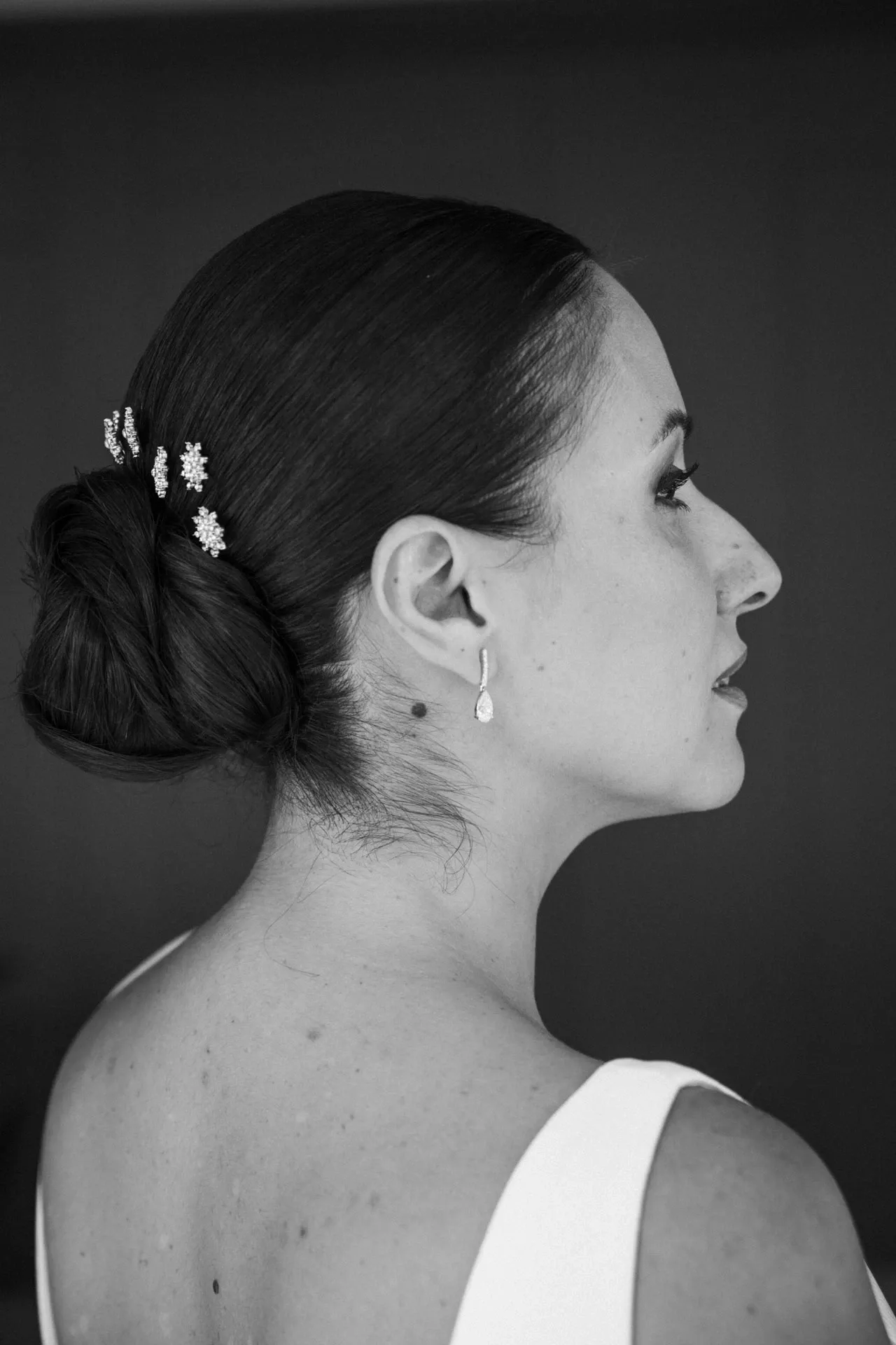 Perfil de la novia con tocado, en blanco y negro