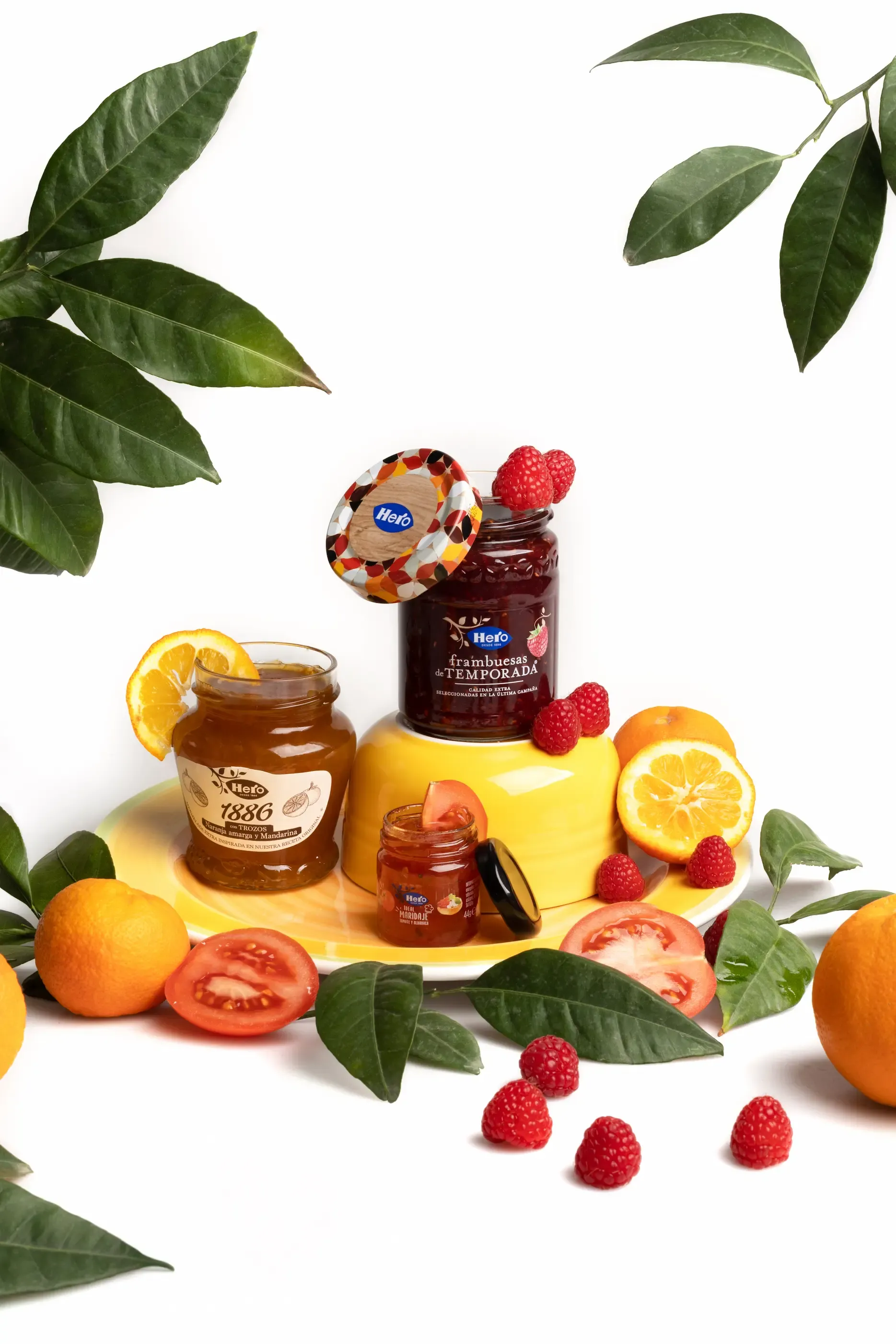 Bodegón de mermeladas con frutas y hojas