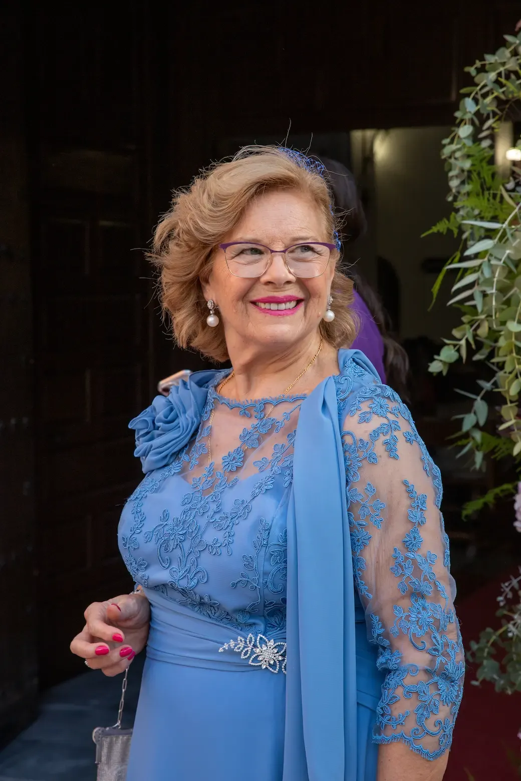 Madrina sonriente con vestido azul de encaje