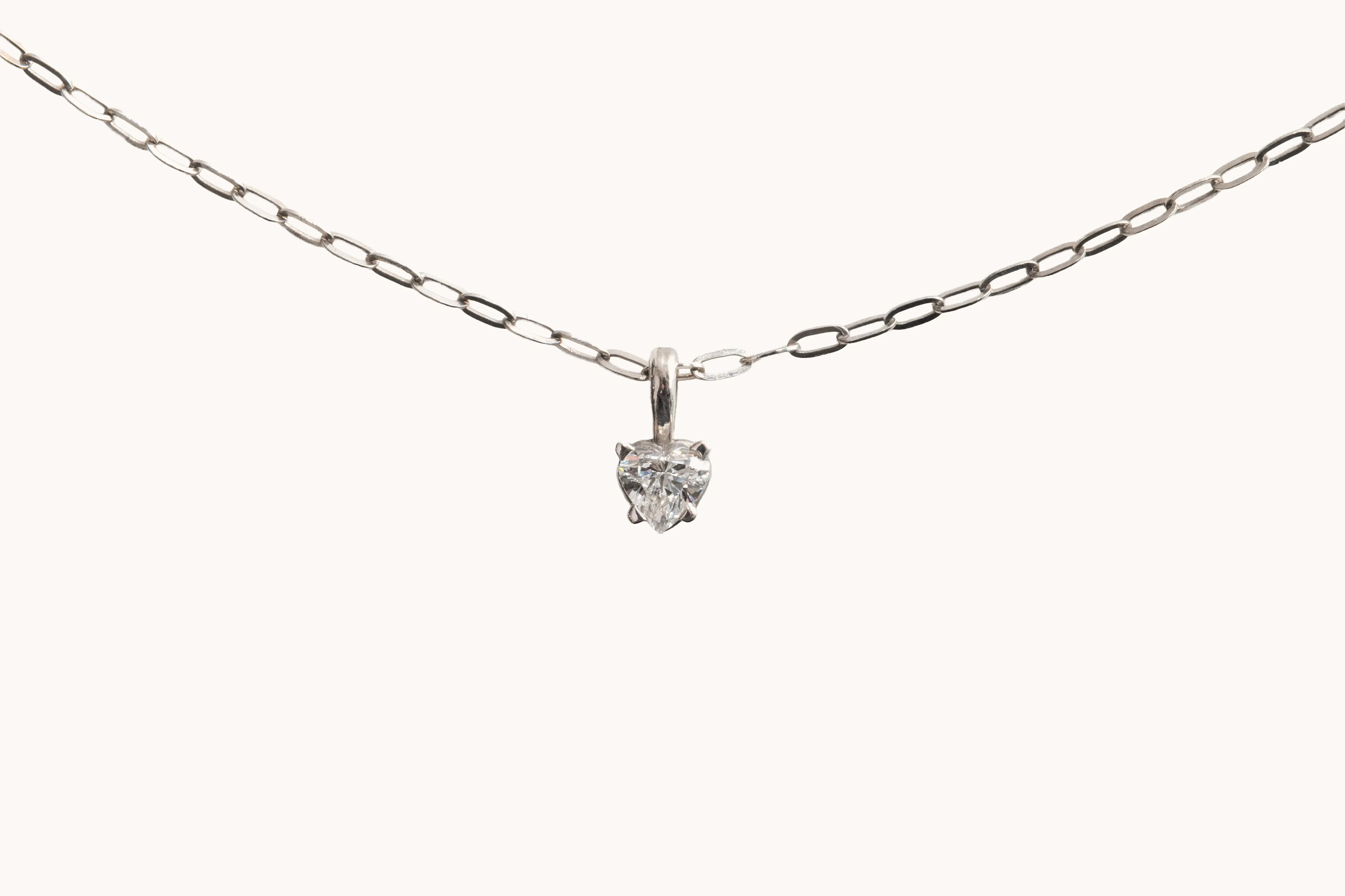 Collar de plata con colgante, fotografía de joyería