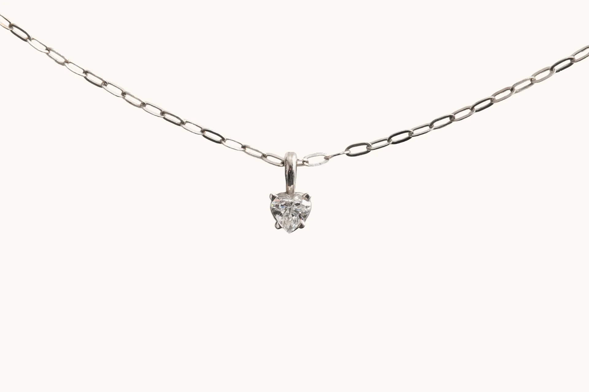 Collar de plata con colgante, fotografía de joyería