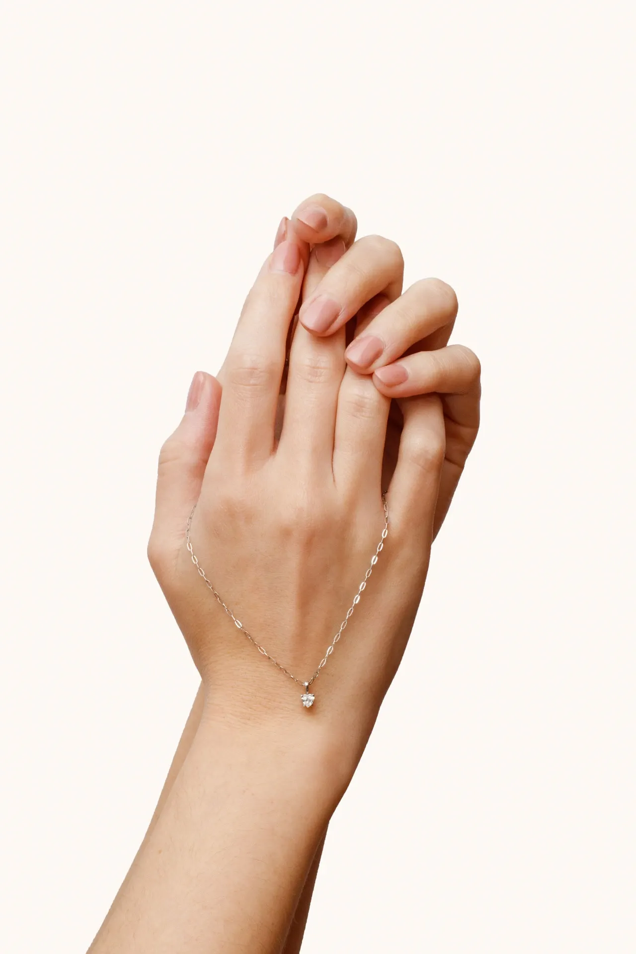 Pulsera fina en la muñeca de una modelo, fotografía de joyería