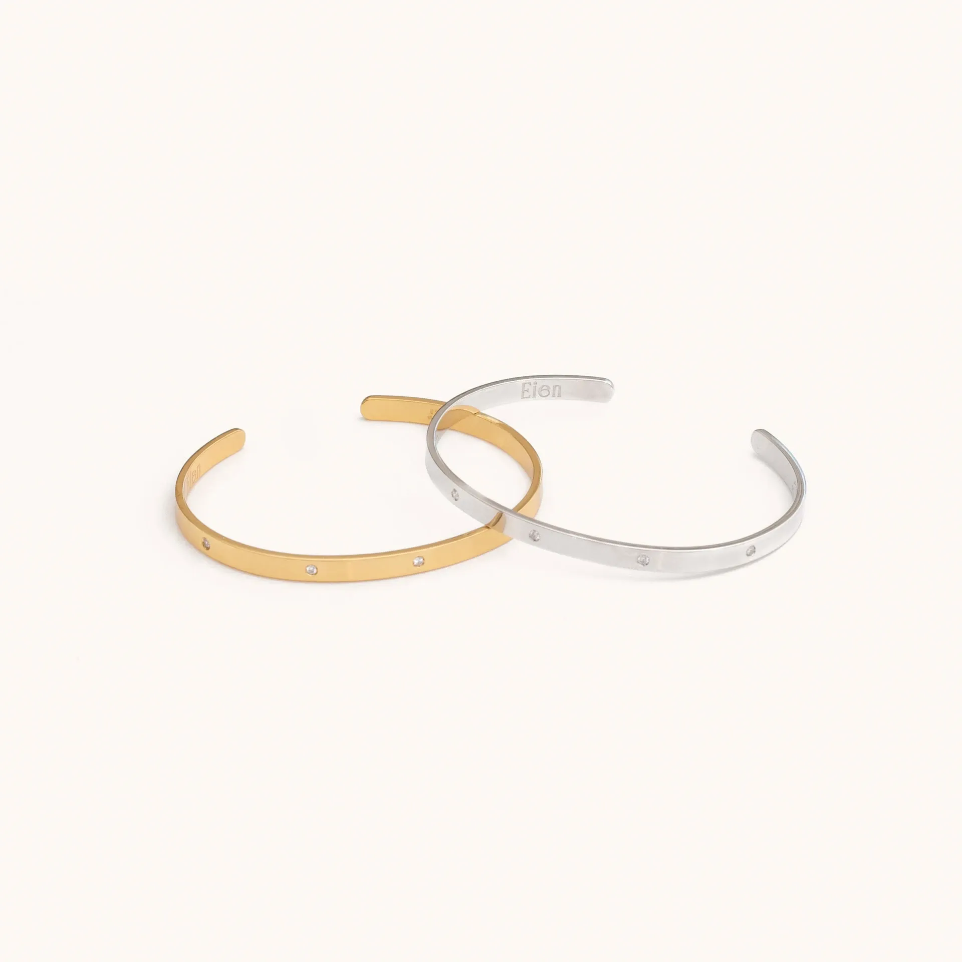 Pulseras rígidas en dorado y plata sobre fondo claro