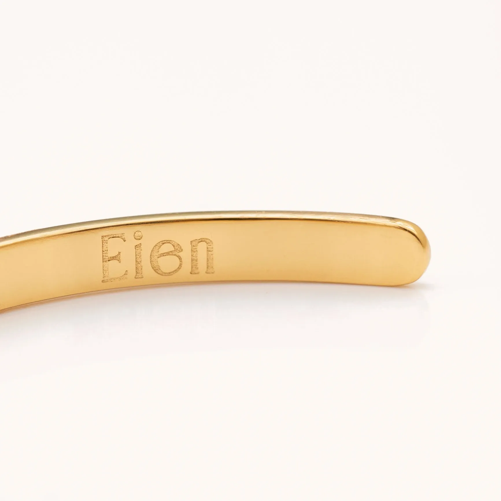 Detalle de una pulsera dorada grabada
