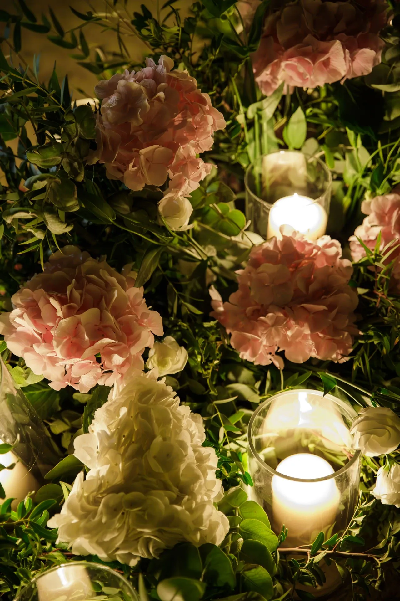 Flores y velas en la decoración de una boda
