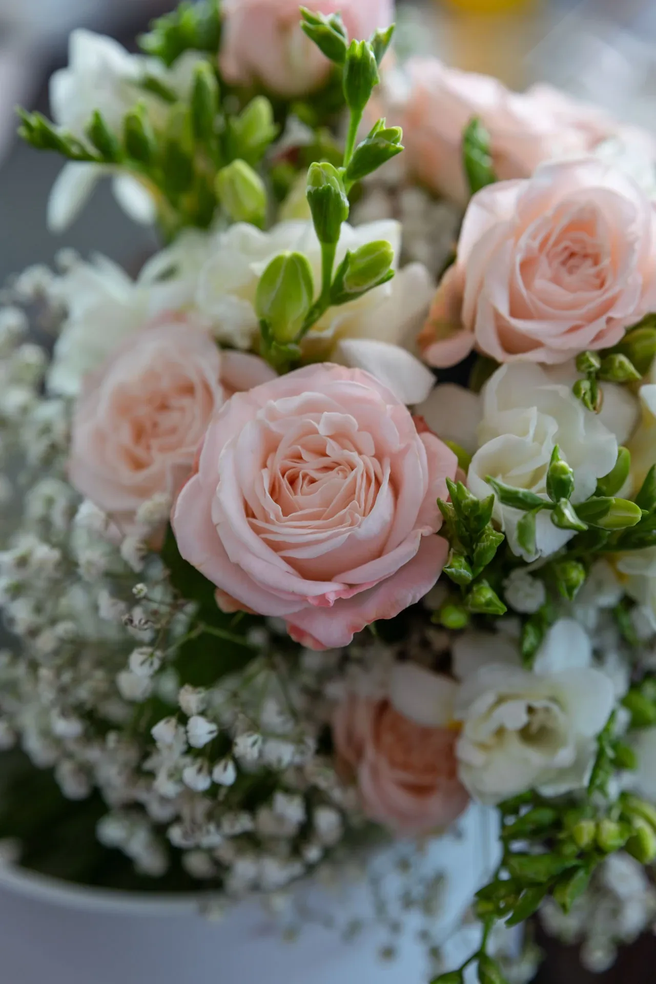 Detalle de rosas en el ramo de novia