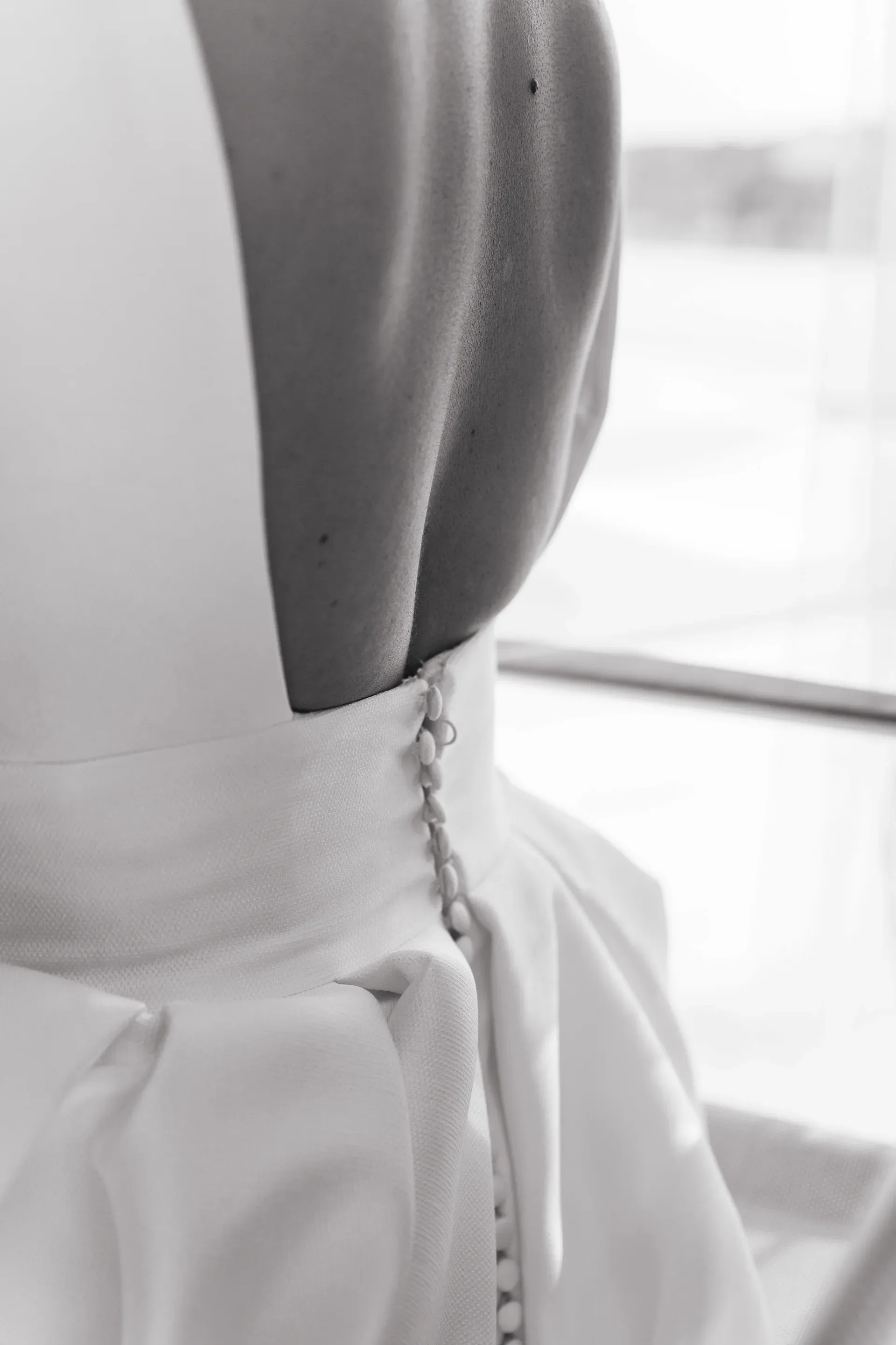 Detalle de los botones del vestido de novia