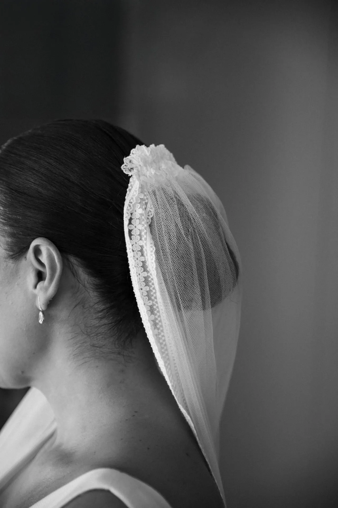 Detalle del velo de la novia, en blanco y negro