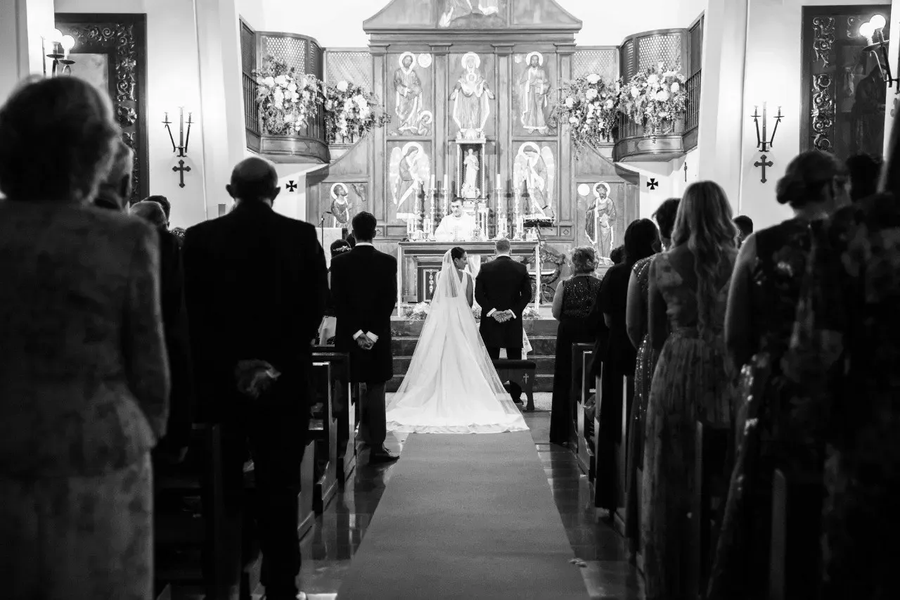 Novia entrando a la iglesia, en blanco y negro